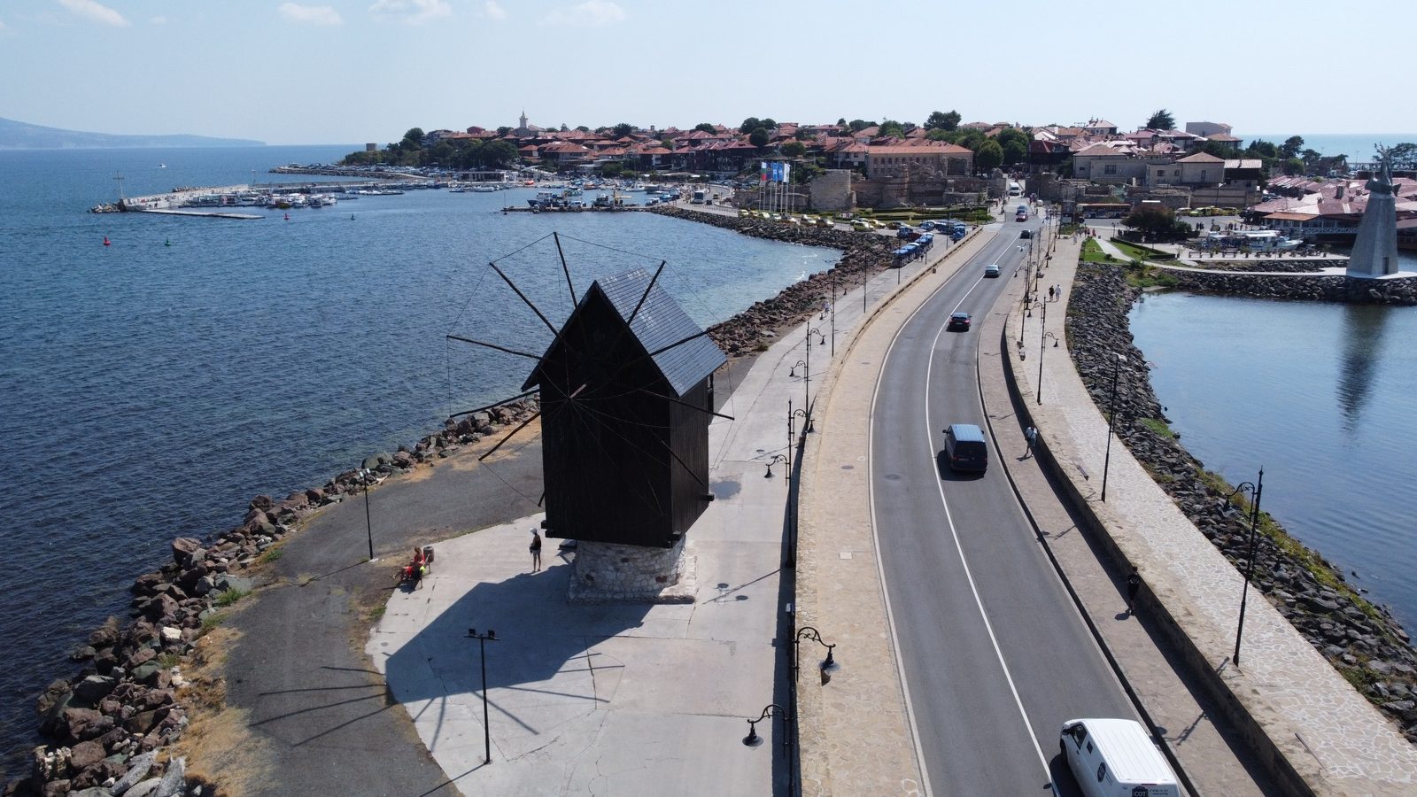 Stary wiatrak przy wejściu do Nesebyru